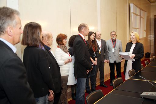 Vorschau Bild von 3200 Unterstützungserklärungen für eine Ökologische
Ausrichtung und soziale Absicherung der Energiewende an
Nationalratspräsidentin Doris Bures überreicht. die Parlamentarische
Bürgerinitiative wird im Jänner im Parlament behandelt. Weitere
Unterstützer der Initiative, die im Jänner vom Parlament behandelt
wird, können auf www.parlament.gv.at in der Rubrik Beteiligung der
Bürger unterzeichnen.