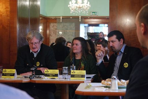 Vorschau Bild von Pressekonferenz im Cafe Deutsch
