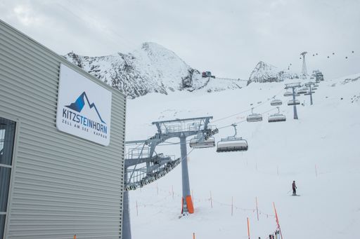 Vorschau Bild von Neue Schmiedingerbahn: Mit der 8er-Sesselbahn
mit beheizten Sitzen und Wetterschutzhauben setzt das Kitzsteinhorn
seine Qualitätsoffensive auch heuer konsequent fort.