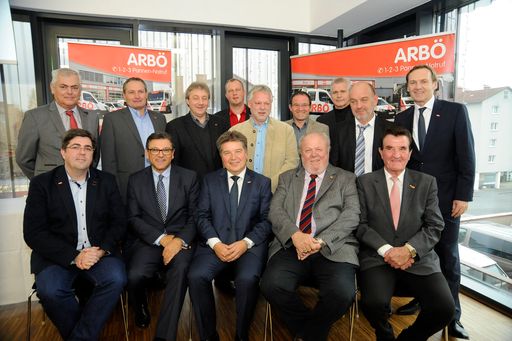 Vorschau Bild von Das neu gewählte ARBÖ Oberösterreich-Präsidium mit
Präsidenten Ing. Reinhold Entholzer (Mitte sitzend)