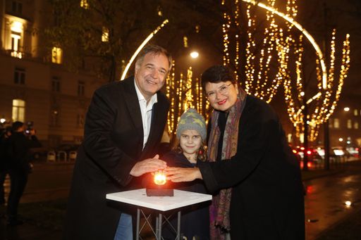 Ruck und Brauner mit der kleinen Viktoria beim
Einschalten der Wiener Weihnachtsbeleuchtung