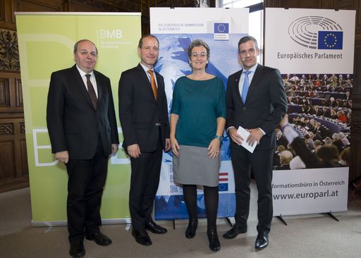 Im Bild v.l.n.r.: Christian Dorninger,
Bundesministerium für Bildung, Jörg Wojahn, Leiter der Vertretung
der Kommission in Österreich, Ulrike Lunacek EP-Vizepräsidentin und
Moderator Werner Sejka.