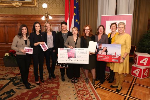 Foto v.l.n.r.: Münire Inam (ORF), Alexandra Wachter
(Puls4), Corinna Milborn (Puls4), SPÖ-Stadträtin Renate Brauner,
Jelena Gučanin (Wienerin), Edith Meinhart (Profil), Vorsitzende
Frauennetzwerk Medien Edith Stohl (ORF), Gemeinderätin Barbara
Huemer, Sigrid Oblak (Wien Holding).