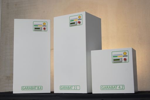  Garamanta Hochleistungsstromspeicher. Einsatz als inselfähige
Stromspeicher für Zuhause, Autark-Häuser, Jagdhütten, Inselnetze,
Spitzenlastpuffer in Hotel, Gewerbe und Ladestationen und Offgrid,
Industrie- und Mobilitätsanwendungen.