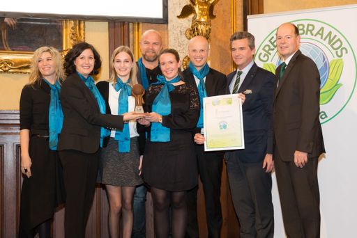  li. nach re.: Christina Schmidbauer, Julia
Ganglbauer, Anna Walkner, Stefanie Merz, Albert Schmidbauer, Roman
Huber (Biogena); Andreas Gnesda (Präsident österr. Gewerbeverein);
Norbert Lux (Green Brands)