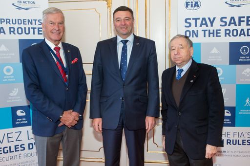  Am Rande der FIA-Generalversammlung in Wien kam es
am Dienstag, 29.11., zu einem informellen Treffen zwischen
FIA-Präsident Jean Todt (re.), ÖAMTC-Präsident Werner Kraus (li.)
und Österreichs Verkehrsminister Jörg Leichtfried.