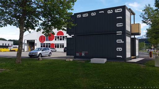  Mit der Errichtung der Gründergaragen wird ein
weiterer Baustein zur Vervollständigung eines „Gründercampus“ an der
FH Kärnten umgesetzt. In den neuen Gründergaragen auf dem Campus
Villach wird nun der Zusammenbau von Prototypen sowie die
Durchführung von Testreihen ermöglicht.