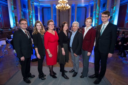 http://www.apa-fotoservice.at/galerie/8187 Heuer
absolvierten 13.400 Österreicherinnen und Österreicher einen
geförderten Mobilitätsaufenthalt über Erasmus+. Darüber hinaus
wurden von der österreichischen Nationalagentur (OeAD-GmbH) über 400
Erasmus+ Projekte genehmigt. Erfolgsgeschichten und Projekte wurden
von Bildungsministerin Sonja Hammerschmid (BMB) und Stv. SC Heribert
Wulz (BMWFW) am 29. November an der Universität Wien ausgezeichnet.
Hier im Bild mit den Programm-Botschafter/innen und dem Leiter der
Nationalagentur, Ernst Gesslbauer (re).