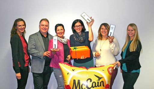  Award-Übergabe an die Gewinnerinnen und Gewinner
der McCain Rezepte-Challenge (v.l.n.r.): Gabriele
Pichler-Hammerschmidt, Dieter und Karin Fischböck, Romana Hieß,
Katharina Schmiedicke sowie Annika Seifert.