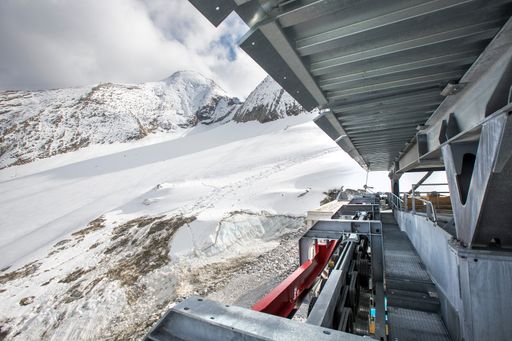 Vorschau Bild von Das Pipemonster beim Bau der 160 langen und 6,6 m hohen Superpipe
am Kitzsteinhorn