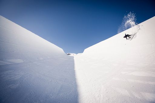 Vorschau Bild von Kathrin Gappmayr in der Superpipe am Kitzsteinhorn, die Megaröhre
ist 160 Meter lang und die Wände 6,6 Meter hoch.