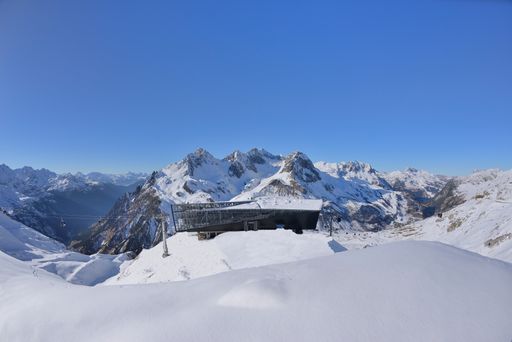 Vorschau Bild von Die neue Flexenbahn befördert 2.400
Personen/Stunde als 10er-Einseil-Umlaufbahn auf 2.227 Meter und
macht den Arlberg damit zum größten zusammenhängenden Skigebiet
Österreichs.