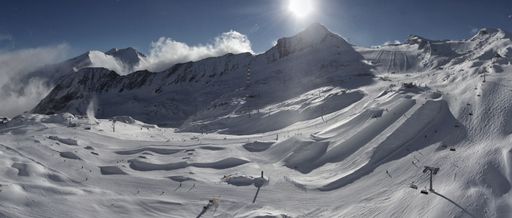 Vorschau Bild von Der Kitzsteinhorn Snowpark bietet schon jetzt im
frühen Winter mit Glacier Park, Easy Park und der aktuell wohl
einzigen Superpipe weltweit ein einzigartiges Freestyle-Angebot