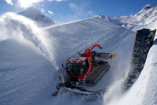 Vorschau Bild von Das Pipemonster beim Bau der 160 langen und 6,6
m hohen Superpipe am Kitzsteinhorn