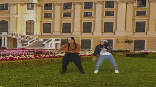 Dass das Duo Zay Hilfigerrr & Zayion McCall mit
ihrem Song eine weltweite Tanzwelle lostreten, hätten sie anfangs
wohl selbst nicht gedacht.