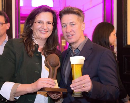 Vorschau Bild von V.l.n.r.: Gabriela Maria Straka, Leitung PR /
Kommunikation & CSR; Tobias Moretti, ausgezeichneter
Charakterdarsteller sowie Öko-Landwirt mit eigenem Bio-Bauernhof