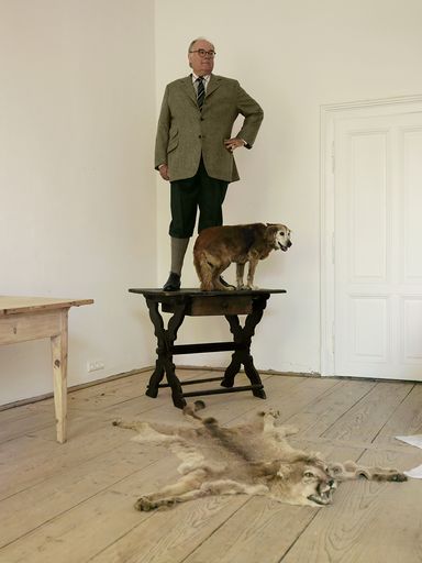  Erwin Wurm (geb. 1954), Landed Gentry (Hermés),
2008, C-Print, 80 x 69 cm, Privatsammlung, Pressebild zur
Ausstellung "Carl Spitzweg - Erwin Wurm. Köstlich! Köstlich?",
Leopold Museum, 25.3.17 bis 19.6.17