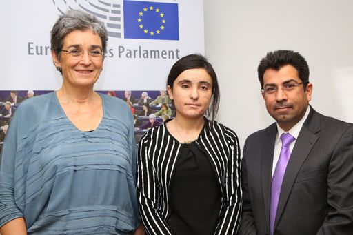 http://www.apa-fotoservice.at/galerie/8522 Im Bild
vl.: Ulrike Lunacek (Vizepräsidentin des Europäischen Parlaments
zuständig für das Sacharow Netzwerk des Europaparlaments), Lamya
Haji Bashar Taha (Trägerin des Sacharowpreises für geistige Freiheit
2016), Mirza Dinnayi (Vorsitzender der NGO Luftbrücke Irak)