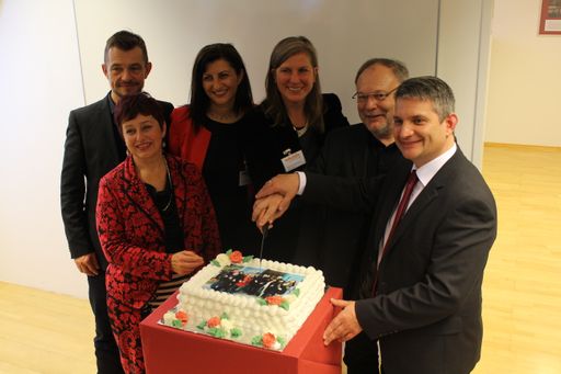  BILD zu OTS Gemeinsam wird feierlich die Ausstellung mit dem
Anschneiden einer Torte eröffnet.