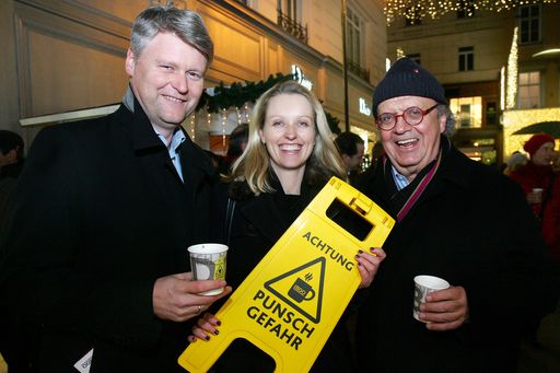 http://www.apa-fotoservice.at/galerie/8458 Großer
Andrang herrschte beim Charity Punsch des international tätigen
Wirtschaftsprüfungs- und Steuerberatungsunternehmens BDO zugunsten
des gemeinnützigen Vereins der Gesellschaft der Muskelkranken
Österreichs. Im Bild: v.l.n.r. Peter Bartos, Partner BDO, BV Stv.
Daniela Ecker-Stepp, KR Hans Peter Spak