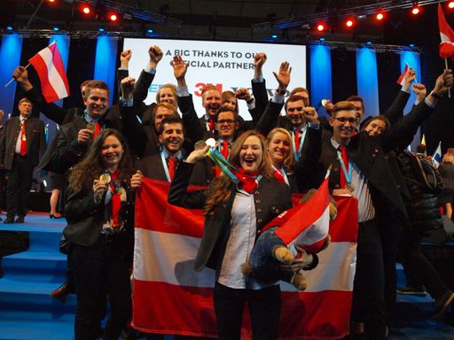 Strahlende Europameister: Das Team Austria freut
sich über 14 Medaillen, neun Diplome und den erfolgreich
verteidigten Europameistertitel