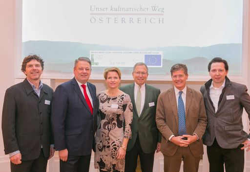  Das Kulinarische Erbe Österreichs ermöglichte eine
Standortbestimmung und Ausblick im Rahmen der Enquete: "Unser
kulinarischer Weg Österreich: Gegenwart und Ausblick - Wohin führt
der Weg?". " 200 Gäste hatten im Apothekertrakt der Wiener Hofburg
Gelegenheit, internationale Experten und Praktiker aus Gastronomie
und Hotellerie zu erleben und mit ihnen zu diskutieren.