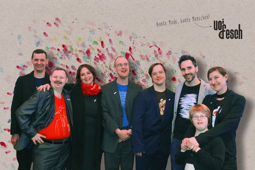  Personen v.l.n.r.: Hans Steininger (Künstler),
Norbert Lampl (Künstler), Ursula Habres (Werkstätte Baden), Rene
Niedereder (Künstler), Max Minichmayr (Künstler), Helmuth Stöber
(Gründer VOI und VOI fesch), Monika Waidhofer (Werkstätte Baden),
Christina Hauer (Künstlerin)
