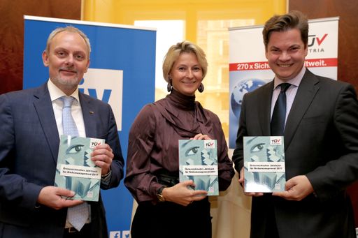 Vorschau Bild von Publikation von TÜV AUSTRIA in Kooperation mit Funk Stiftung:
(v.l.n.r) Reinhard Preiss, TÜV AUSTRIA Gruppe, Ulrike Domany, Funk
Stiftung, Christoph Neumayer, IV-Generalsekretär, Fotocredit:
Andreas Amsüss, TÜV AUSTRIA.