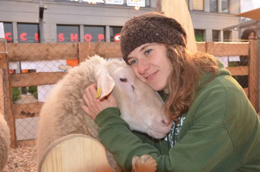  Tierpflegerin Regina mit Schaf "Charlie" vom Gnadenhof Hendlberg