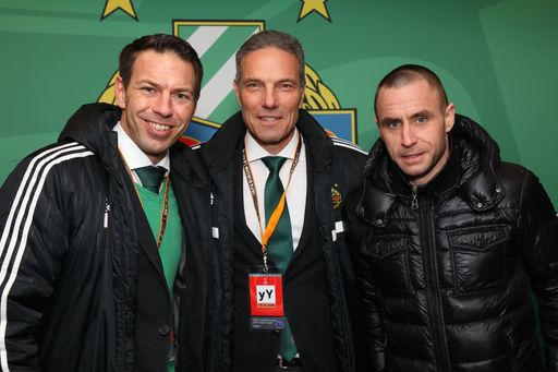  http://www.apa-fotoservice.at/galerie/8533 Im Bild
v.l.: Christoph Peschek (SK Rapid, Geschäftsführer) und Michael
Krammer (Präsident, SK Rapid Wien) mit Steffen Hofmann