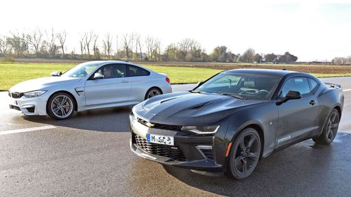 Der Chevy Camaro (re.) feiert in diesem Jahr seinen
50. Geburtstag - Grund genug für GRIP, ordentlich mitzufeiern! Für
weit unter 50.000 Euro gibt es ein betörend gestyltes Muscle Car mit
satten 453 PS, die ein gewaltiger Achtzylinder bereitstellt. Der
6,2-Liter-Small-Block mit dem Charme einer Abrissbirne reißt derart
brutal an, dass selbst der etablierten Konkurrenz das Hören und
Sehen vergeht. So zumindest lautet der Plan von Chevrolet. Aber kann
der etwas rustikale US-Boy tatsächlich gegen deutsche Extremsportler
bestehen - zum Beispiel solche wie den BMW M4 mit Competition-Paket?
Weiterer Text über ots und www.presseportal.de/nr/6605 / Die
Verwendung dieses Bildes ist für redaktionelle Zwecke honorarfrei.
Veröffentlichung bitte unter Quellenangabe: "obs/RTL II"
