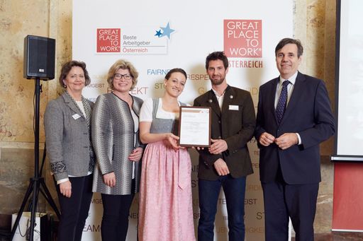  Auszeichnung zum Besten Lehrbetrieb Österreichs:
v.l.n.r. Ing. Scheichelbauer-Schuster (Bundesspartenobfrau WKO),
Doris Palz (Managing Director Great Place to Work), Nicole Riedl
(Human Ressource, GMACHL) Jürgen Wagner (SPA-Leitung, GMACHL) Dr.
Tschirf (Sektionschef)