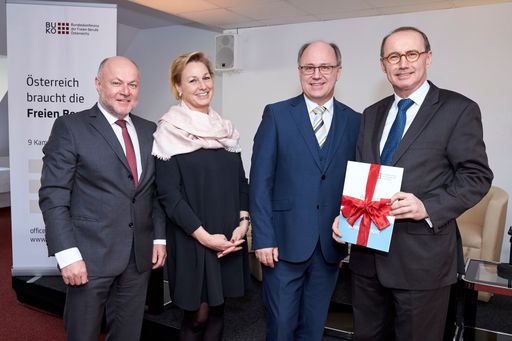 v.l.n.r. DI Rudolf Kolbe, Präsidialmitglied der BUKO,
Vizepräsident der Bundeskammer der Architekten und
Ingenieurkonsulenten, Präsident des Europäischen Rates der Freien
Berufe, CEPLIS Dr. Verena Trenkwalder, Präsidentin der Landesstelle
Oberösterreich der Wirtschaftstreuhänder Mag. Kurt Frühwirth,
Präsident der Bundeskonferenz der Freien Berufe Österreichs (BUKO),
Präsident der Österreichischen Tierärztekammer Mag. Othmar Karas,
Abgeordneter zum Europaparlament, ÖVP-Delegationsleiter im
Europäischen Parlament, Vizepräsident a.D. des Europäischen
Parlaments