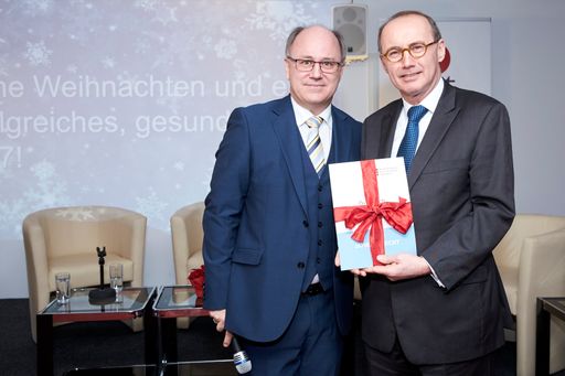 Vorschau Bild von Kurt Frühwirth, Präsident der Bundeskonferenz der Freien Berufe
(BUKO) übergibt das 1. Exemplar des druckfrischen Jahresberichts
2016 "Österreich braucht die Freien Berufe" an EU - Abg. Othmar
Karas
