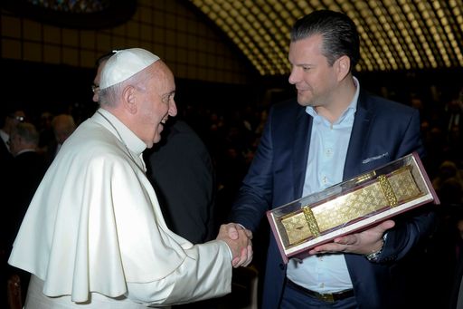  DOMI exclusiv Geschäftsführer Michael Kriegler
überreicht Papst Franziskus die goldene „Bilderbibel der
Barmherzigkeit“ im Rahmen einer Audienz in Rom.