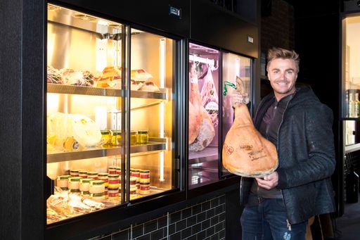 Vorschau Bild von Leo Hillinger in seiner neuen Greisslerei