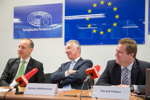 https://www.apa-fotoservice.at/galerie/8570/ Im
Bild v.l.n.r.: Jörg Wojahn, Vertreter der EU-Kommission in
Österreich; Helmut Mödlhammer, Präsident des Österreichischen
Gemeindebundes; Harald Pitters, Pitters℗ Trendexpert e.U.