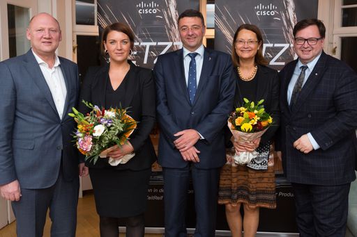  http://www.apa-fotoservice.at/galerie/8470
Podiumsdiskussion am 7. Dezember 2016 mit Mag. Jörg Leichtfried
(Bundesminister für Verkehr, Innovation und Technologie), Christina
Bu (Generalsekretärin der Norwegischen Gesellschaft für
Elektrofahrzeuge), S.E. Bente Angell-Hansen (Norwegische
Botschafterin in Österreich), Dr. Achim Kaspar (General Manager
Cisco Österreich) Moderation: Christian Rupp, Sprecher der Plattform
Digitales Österreich der Bundesregierung Thema: Elektromobilität –
Welches Wirtschaftspotential steckt dahinter und was erwartet
Norwegen und Österreich dazu in den nächsten Jahren?
