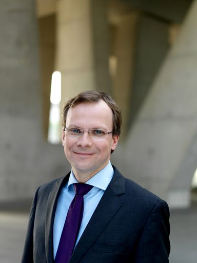 Vorschau Bild von Andreas Bierwirth, 45, ist seit 2012 CEO der
österreichischen Tochtergesellschaft der Deutschen Telekom und hat
T-Mobile Austria auf Wachstumskurs zurück gebracht. Sein Vertrag
wurde jetzt bis Ende 2020 verlängert.