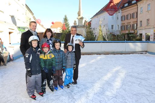  Eislaufen ist auch am St. Veiter Hauptplatz
möglich! Von links: Dr. Andreas Duller, Geschäftsführer der
Tourismusregion Mittelkärnten, Isabella Marx (Advent in Friesach)
und Bürgermeister Gerhard Mock, Beiratsvorsitzender der
Tourismusregion Mittelkärnten bei der Präsentation des
Winterprogramms