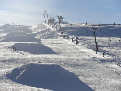 Vorschau Bild von Das Schigebiet Simonhöhe im Herzen von
Mittelkärnten ist ein Paradies für Schifahrer und Snowboarder – ab
sofort gibt es hier ein Flutlichtanlage, sodass man auch am Abend
sporteln kann!