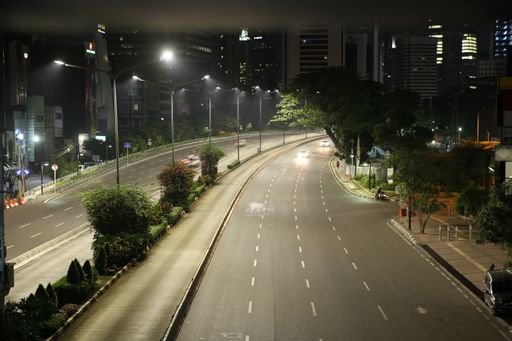 Eine der weltweit umfangreichsten Installationen:
90.000 Straßenleuchten werden in Indonesiens Hauptstadt Jakarta in
nur knapp sieben Monaten auf energieeffiziente LED-Beleuchtung und
die Vernetzung mit dem Lichtmanagementsystem Philips CityTouch
umgestellt.
