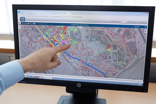 Vorschau Bild von Der virtuelle Stadtplan erlaubt es, alte und neue
Leuchten anzusteuern, den Stromverbrauch und die Leistung jeder
einzelnen Leuchte zu verfolgen und den Beleuchtungspegel nach Bedarf
einzustellen.