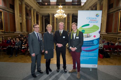 http://www.apa-fotoservice.at/galerie/8513
Forschung zum Mitmachen: 2016 lud das Wissenschaftsministerium
erstmals alle Bürgerinnen und Bürger ein, beim Citizen Science Award
mitzumachen. Gestern Abend wurden die Siegerinnen und Sieger
ausgezeichnet. V.l.n.r.: Ulrich Hörmann (OeAD-GmbH), Barbara
Weitgruber (BMWFW), Christian Smoliner (BMWFW), Felix Delattre
(Humanitarian Open Street Map Team)