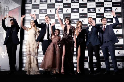 Vorschau Bild von Resident Evil: The Final Chapter - Weltpremiere in
Tokio, Japan mit Milla Jovovich, Regisseur Paul W.S. Anderson, Ali
Larter, William Levy, Rola, Lee Joon Gi, Eoin Macken und Ever
Anderson. © 2016 Constantin Film Verleih GmbH / Weiterer Text über
ots und www.presseportal.de/nr/12946 / Die Verwendung dieses Bildes
ist für redaktionelle Zwecke honorarfrei. Veröffentlichung bitte
unter Quellenangabe: "obs/Constantin Film/Kiyoshi Ota"
