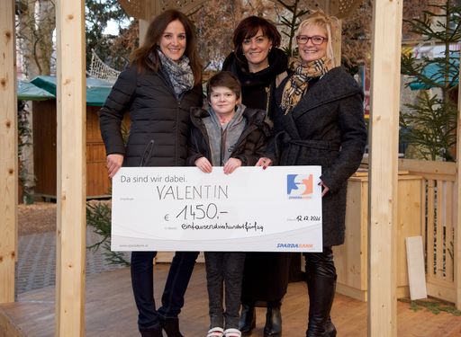  Personen vlnr: Anja Perdacher (Seelenbrücke),
Schmetterlingskind Valentin, Mag.a Dr. Petra Oberrauner
(Vizebürgermeisterin der Stadt Villach), Tamara Sarziwan
(SPARDA-BANK Landesdirektorin Kärnten)