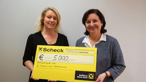 Scheckübergabe an die Leiterin des Bereichs Sozialarbeit