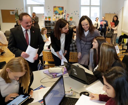 Vorschau Bild von Schülerinnen der HLW 10 zeigen den Ministerinnen Karmasin und
Hammerschmid den praktischen Einsatz der digitalen
Unterrichtsmaterialien.