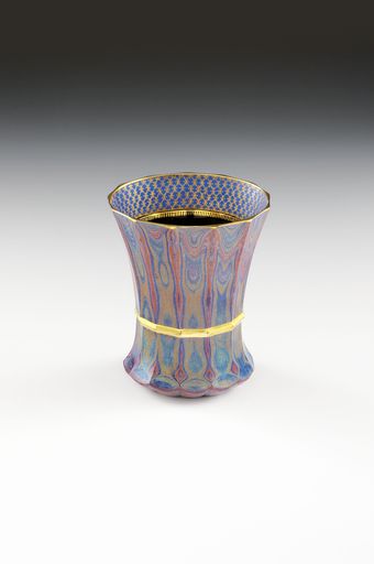 Vorschau Bild von Lithyalinbecher, um 1830 Glas: Harrach’sche Hütte,
Neuwelt, Nordböhmen Veredelung: Friedrich Egermann (1777–1864),
Blottendorf oder Haida, Nordböhmen Sammlung Kuhn