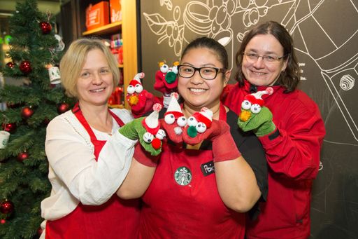  http://www.apa-fotoservice.at/galerie/8592 Im Bild
v.l.n.r..: Angelika Halir (Starbucks Store Manager) Paige Damo
(Starbucks Partner), Susanne Peter (Leiterin Team der
Sozialarbeiterinnen CARITAS)
